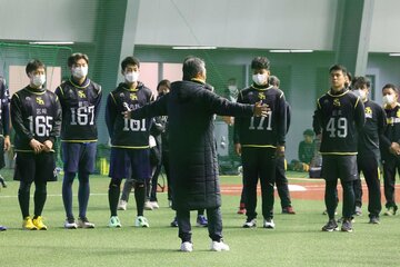 今年の新人たちに訓示を行うソフトバンク・小久保二軍監督(中)