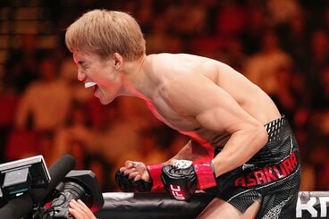 勝利の雄たけびを上げる朝倉海(©Zuffa LLC/UFC)