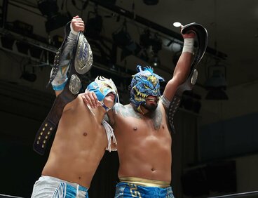 激戦を制しての王座防衛を勝ち誇るアレハンドロ(左)とドラゴン・ベイン