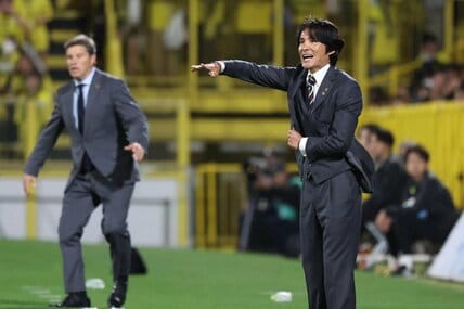 指示を出す田中達也監督（右）　（左）はリカルド・ロドリゲス監督