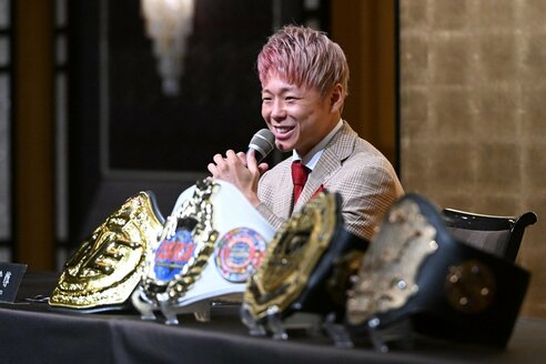 武尊 念願のONEのチャンピオンベルトを持ち「ずっと空けてた棚に