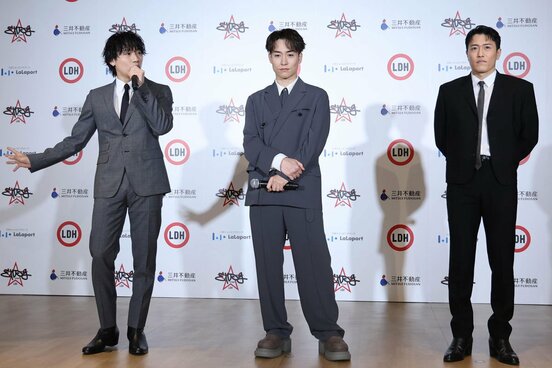 左から小森隼、TETSUYA、中務裕太