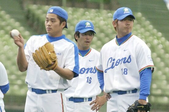 西武時代の張誌家さん(左)。右は松坂大輔氏（２００２年）