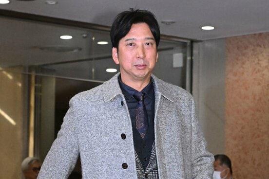 12球団監督会議で会場入りする阪神・藤川監督