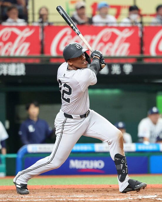 ７回のチャンスに適時打を放った巨人・ヘルナンデス