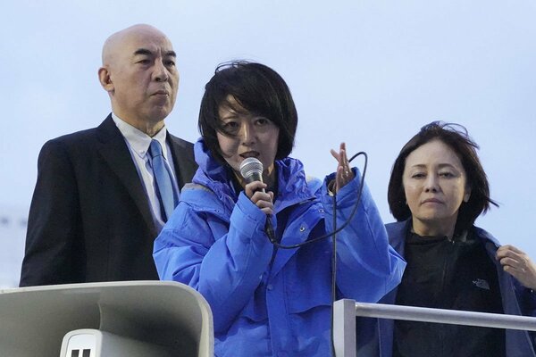 日本保守党の街頭演説会（左から百田尚樹代表、候補者の飯山陽氏、有本香事務総長）