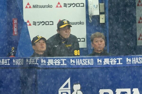 中断中に雨のグラインドを見る岡田監督ら阪神首脳陣