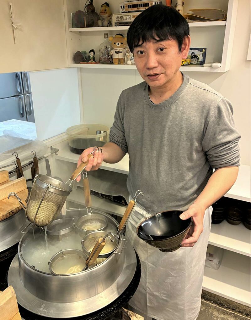 めんをゆで上げる女将の長男・伊豫雄三さん