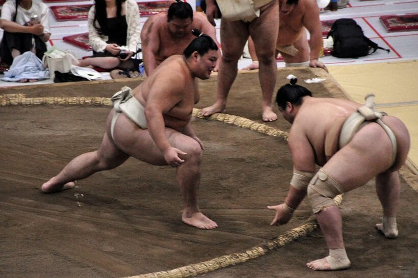 ぶつかり稽古で輝（右）に胸を出す大の里