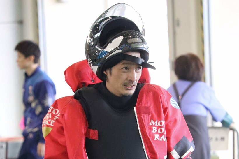 舟足には納得の表情の井上大輔