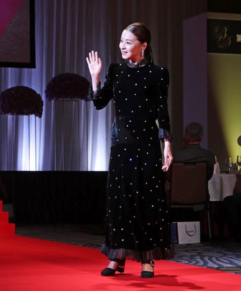 黒のドレスで登壇した檀れい