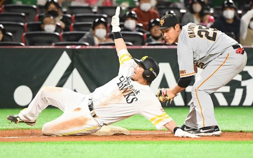  ４回、気迫の好走塁で三塁を陥れたソフトバンク・松田(左)