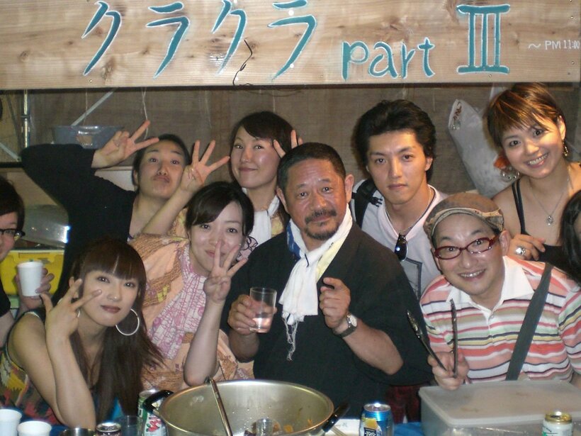  前列左から山田まりや、１人挟んで筆者、春風亭昇太（花園神社楽屋にて）