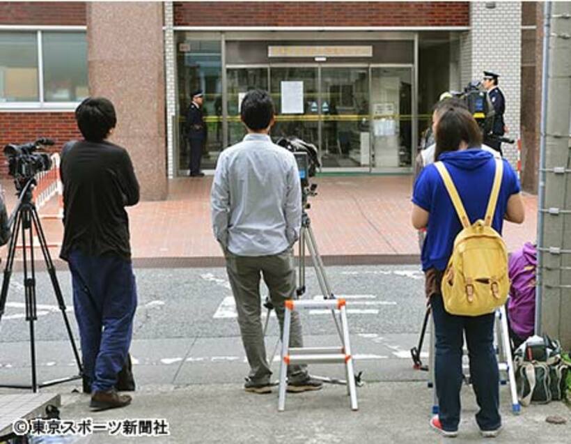 一夜明けた２６日朝、被害者が入院している病院の前で待機する報道陣