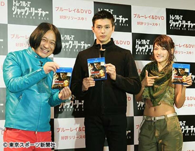 永野（左）、ＲＥＮＡ（右）とともにイベントに登場した真剣佑