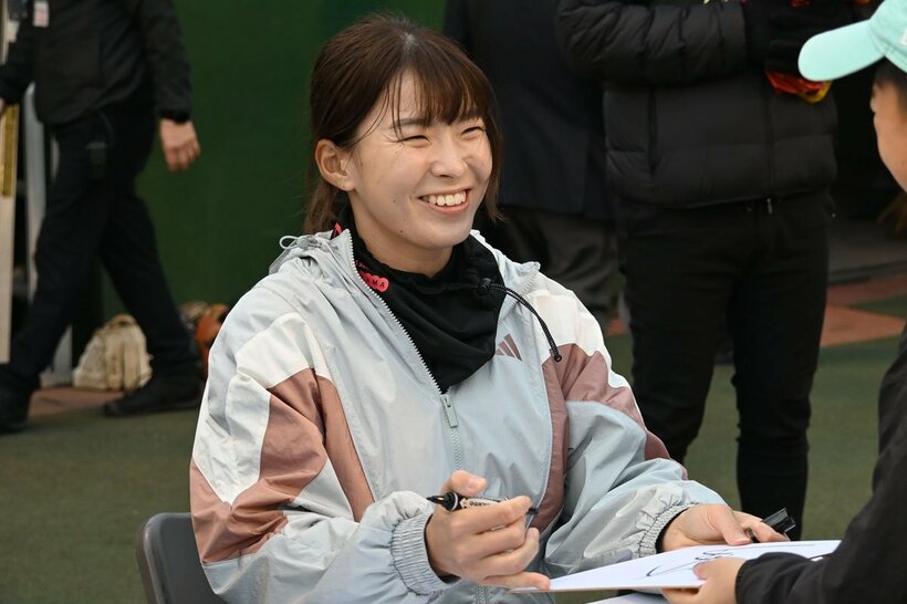 閉会式後のサイン会で小学生と交流した渋野日向子