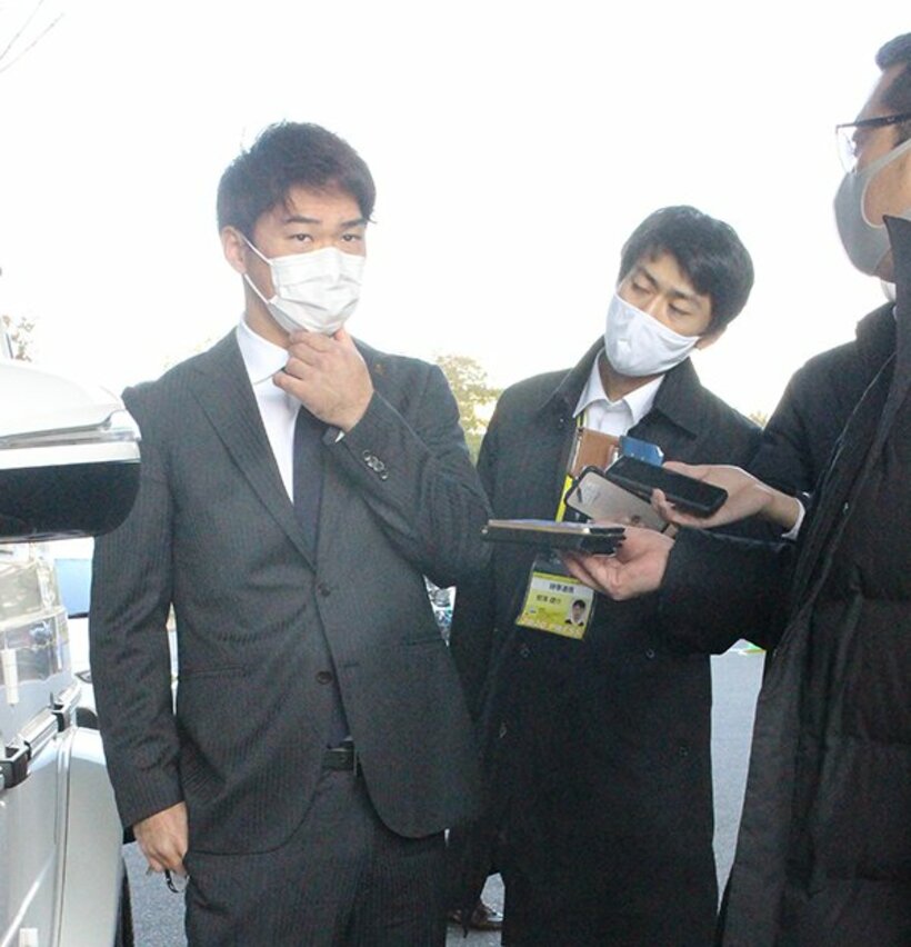  残留を決断し報道陣に対応した長谷川