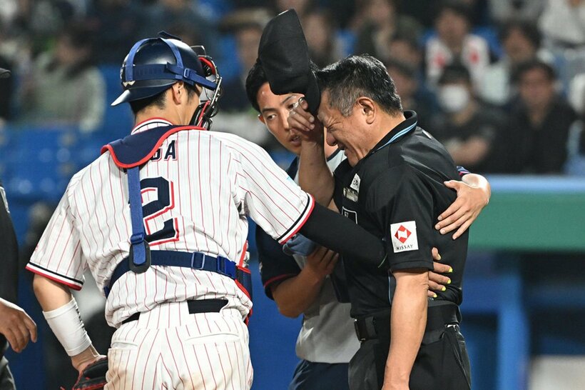 抱えられる笠原球審
