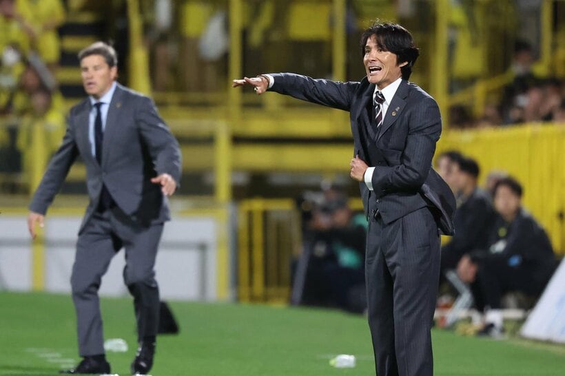 指示を出す田中達也監督（右）　（左）はリカルド・ロドリゲス監督