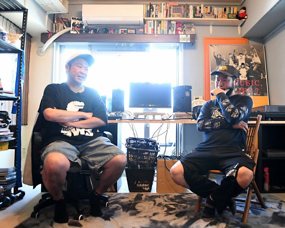 スタジオで話し込むサイプレス上野（左）とロベルト吉野（東スポWeb）