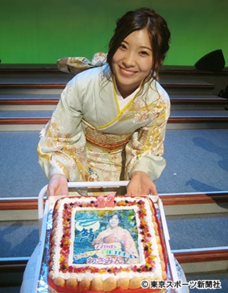 バースデーケーキをプレゼントされた岩佐美咲