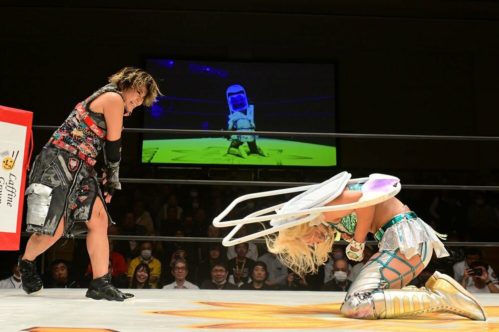 ビクトリア弓月(右)に椅子を投げつけるCHIAKI