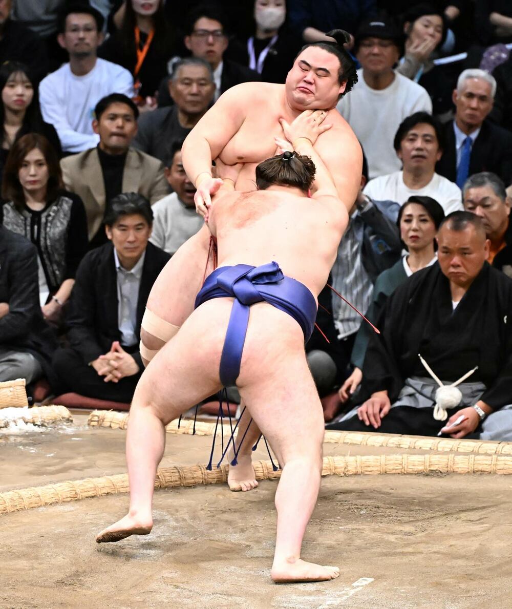 安青錦の強烈な押し出し