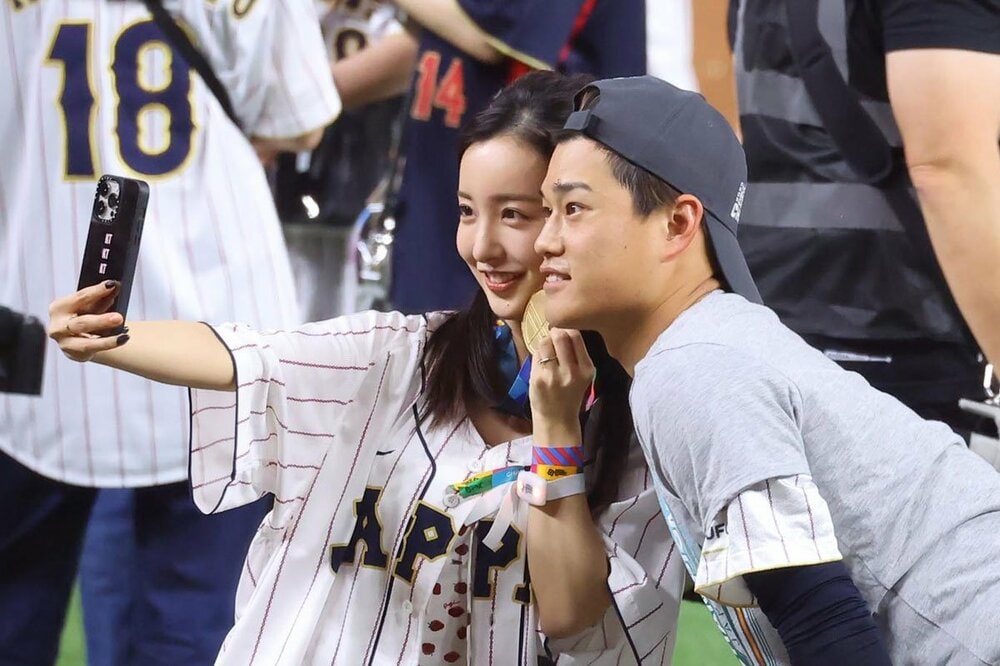 高橋奎二と仲良く自撮りする板野友美