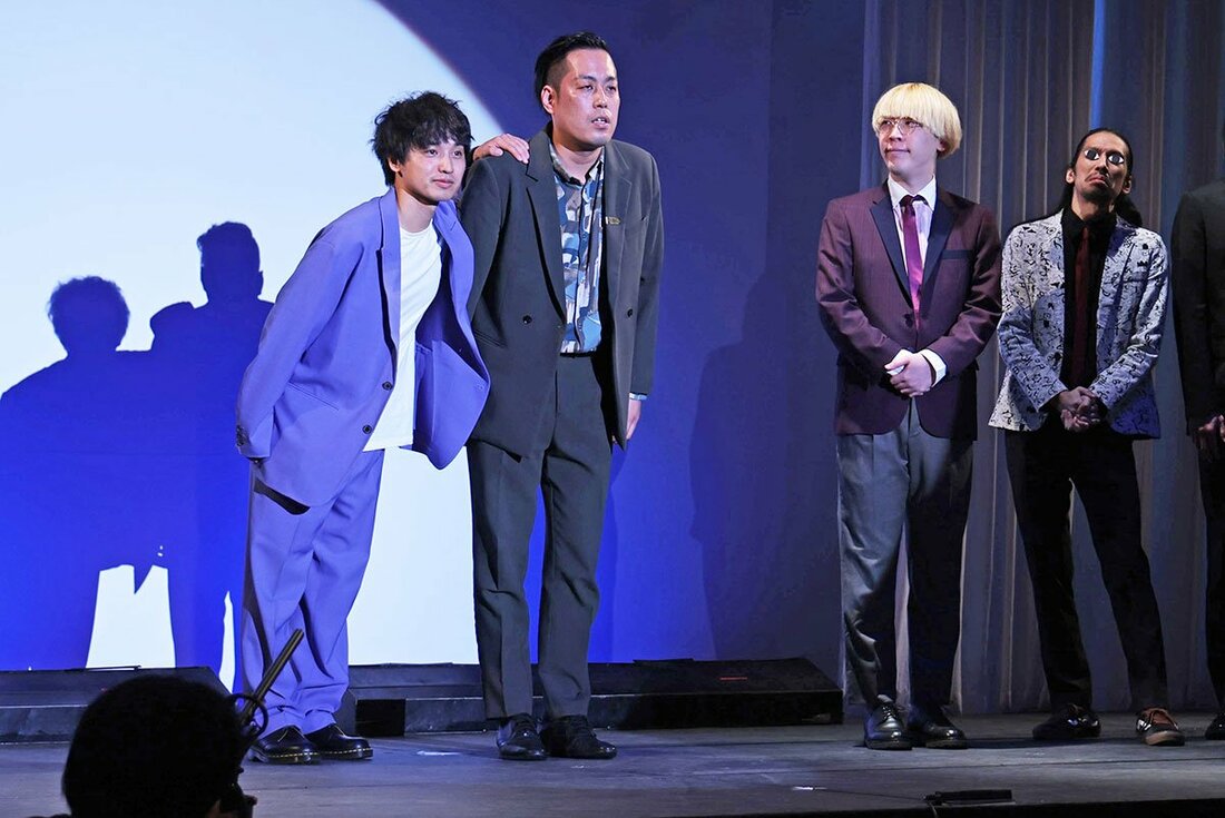 ともに決勝に進んだ真空ジェシカ(右側)とエバース