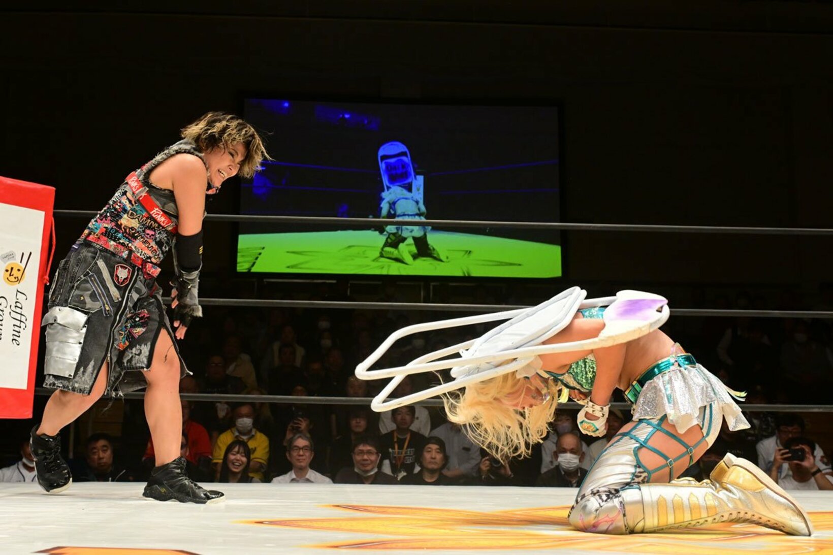 ビクトリア弓月(右)に椅子を投げつけるCHIAKI