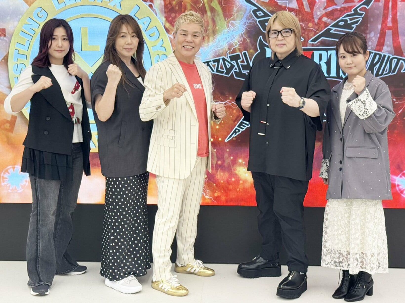 会見に出席した(左から)里奈、井上貴子、神取忍、堀田祐美子、叶ミク