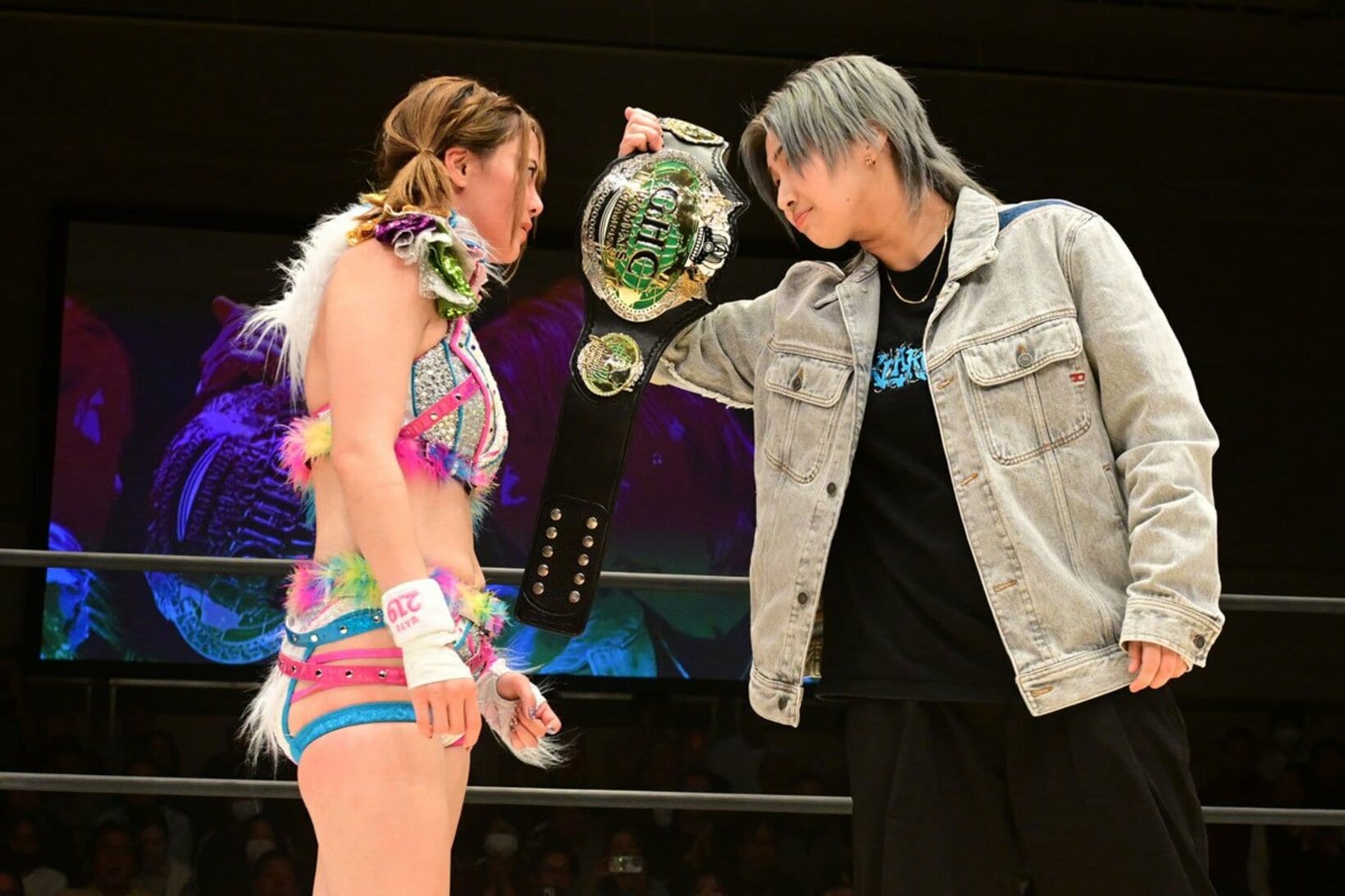 試合後、GHC女子王者・彩羽匠(右)と対峙した岩谷麻優