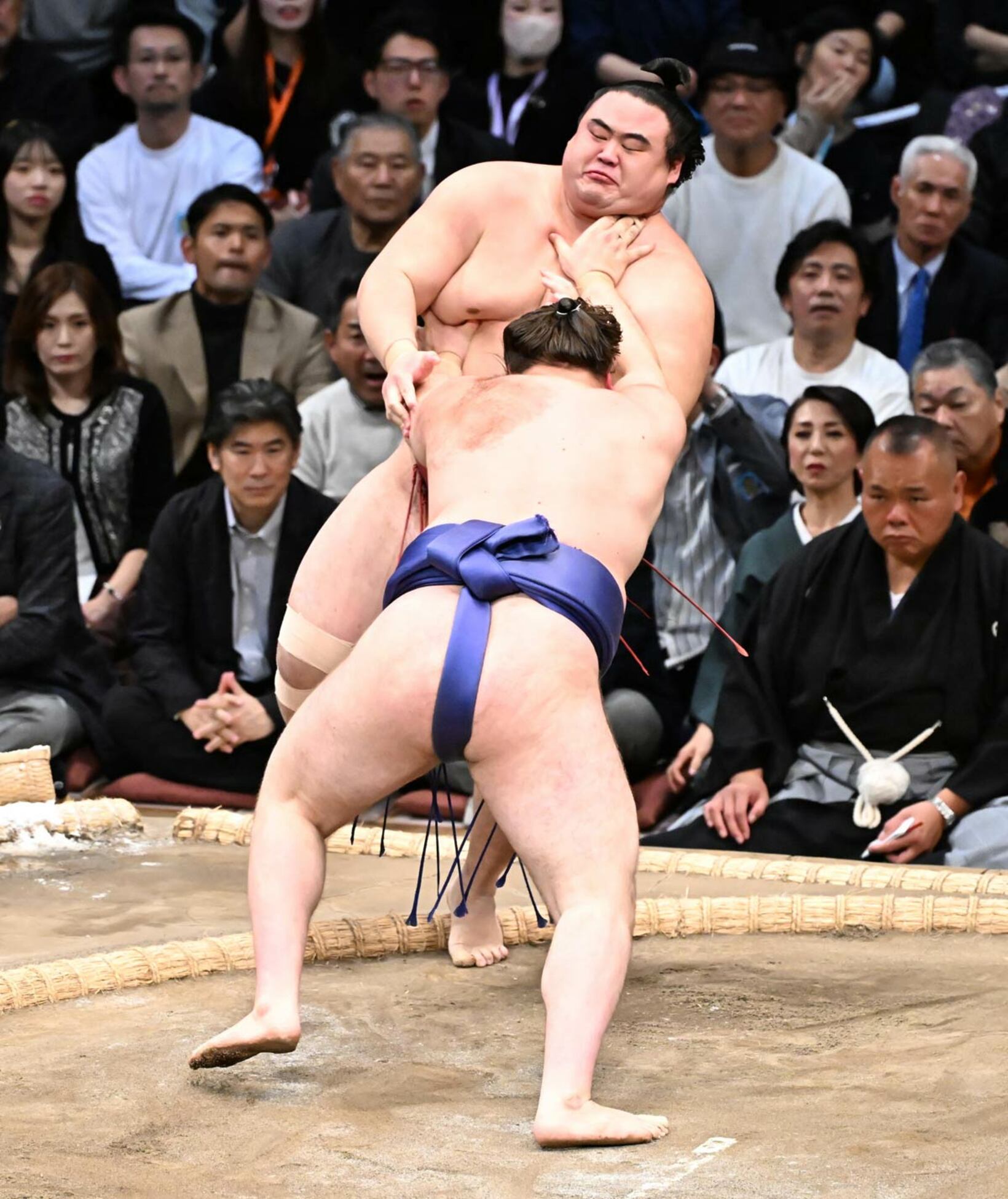 安青錦の強烈な押し出し