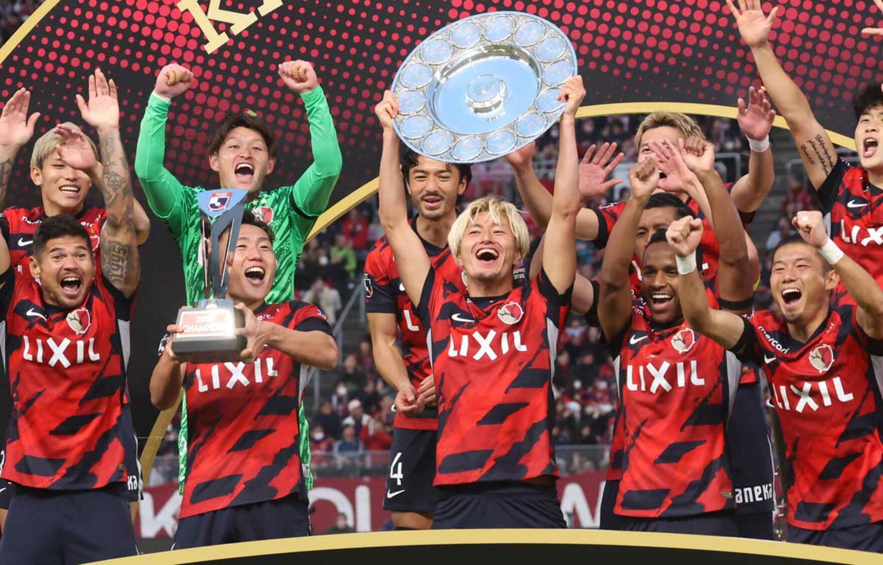 優勝シャーレを掲げる鹿島ＦＷ鈴木優磨