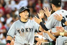 ３回、先制のホームを踏みナインとタッチする巨人・浅野翔吾