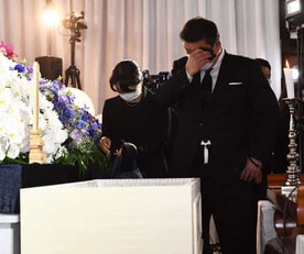  棺を前に涙をぬぐう吉田秀彦氏㊨（代表撮影）