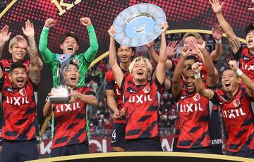 優勝シャーレを掲げる鹿島ＦＷ鈴木優磨