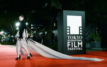 歩くのも大変？後ろを気にする戸田恵梨香