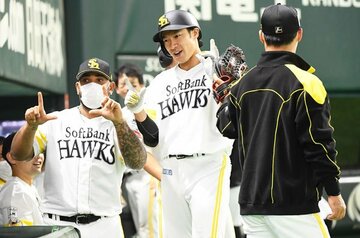  西武戦で２８号２ランを放ったソフトバンク・柳田(中)