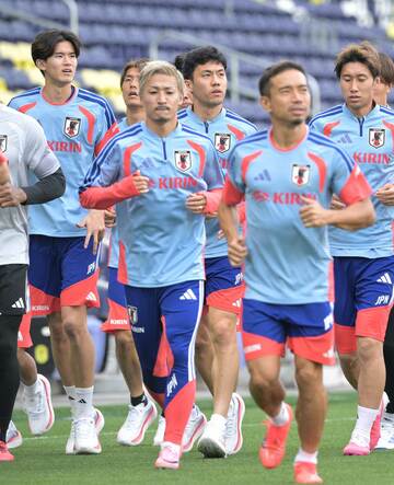 ランニングする遠藤航（中）