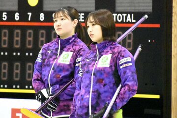 北海道銀行の田畑百葉(左)と仁平美来