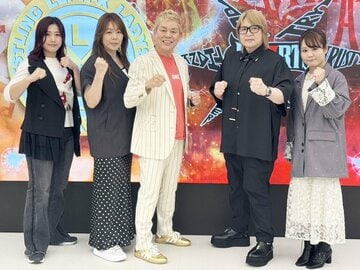 会見に出席した(左から)里奈、井上貴子、神取忍、堀田祐美子、叶ミク