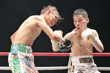 高田勇仁にパンチを浴びせる松本流星（右）