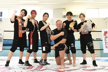 （左から）レディ・C、壮麗亜美、妃南、ジョシュ・バーネット、朱里、八神蘭奈