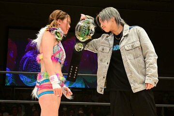 試合後、GHC女子王者・彩羽匠(右)と対峙した岩谷麻優