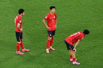 ぼう然と立ち尽くす韓国イレブン（ロイター）