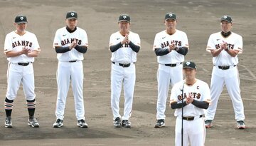 手締めをする阿部慎之助監督（右端）ら巨人ナイン