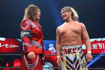 引退セレモニーに登場し、棚橋弘至(右)にあいさつした内藤哲也