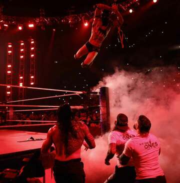  宙を舞うベイラー(c)2021 WWE, Inc. All Rights Reserved.