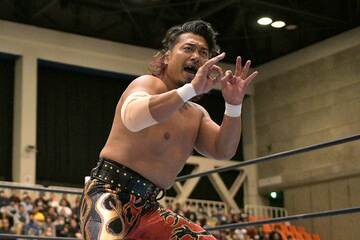 なつぽいのポーズをとる鷹木信悟